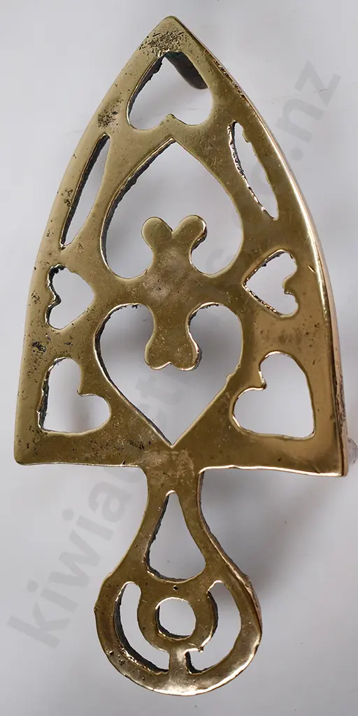 CAST METAL TRIVETS Image 1++
