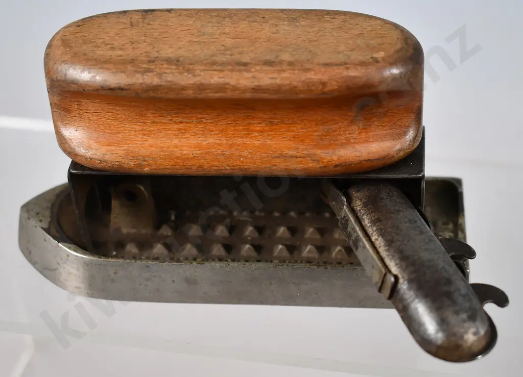 ASSORTED VINTAGE IRONS Image 1++