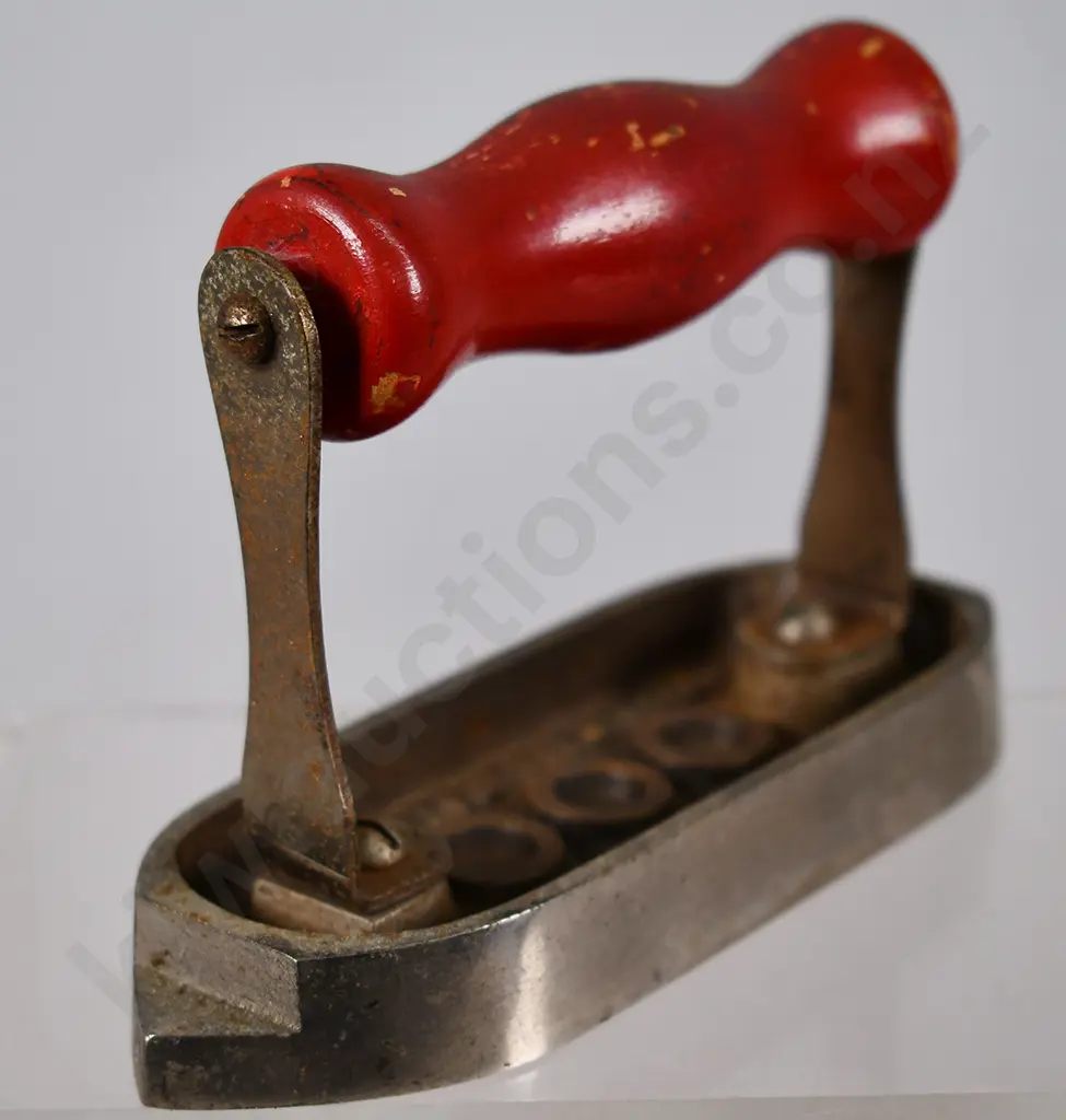ASSORTED VINTAGE IRONS Image 1++