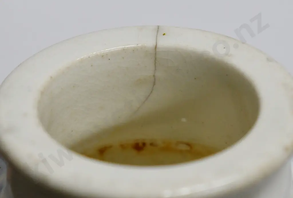 PRATT POT MENDING THE NETS Image 1++