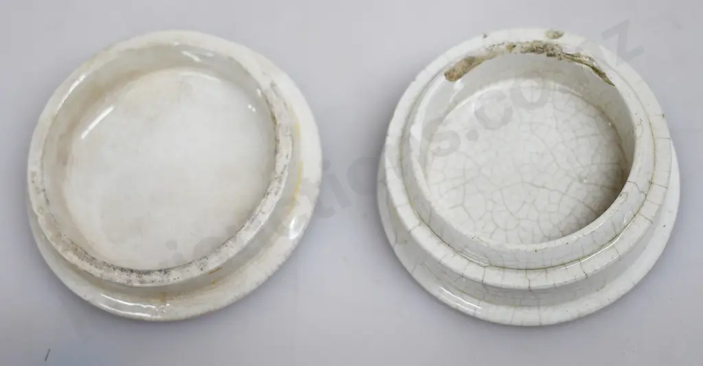 HOLLOWAY'S OINTMENT POT, GOSNELL LONDON QUEENS HEAD POT LID Image 1++