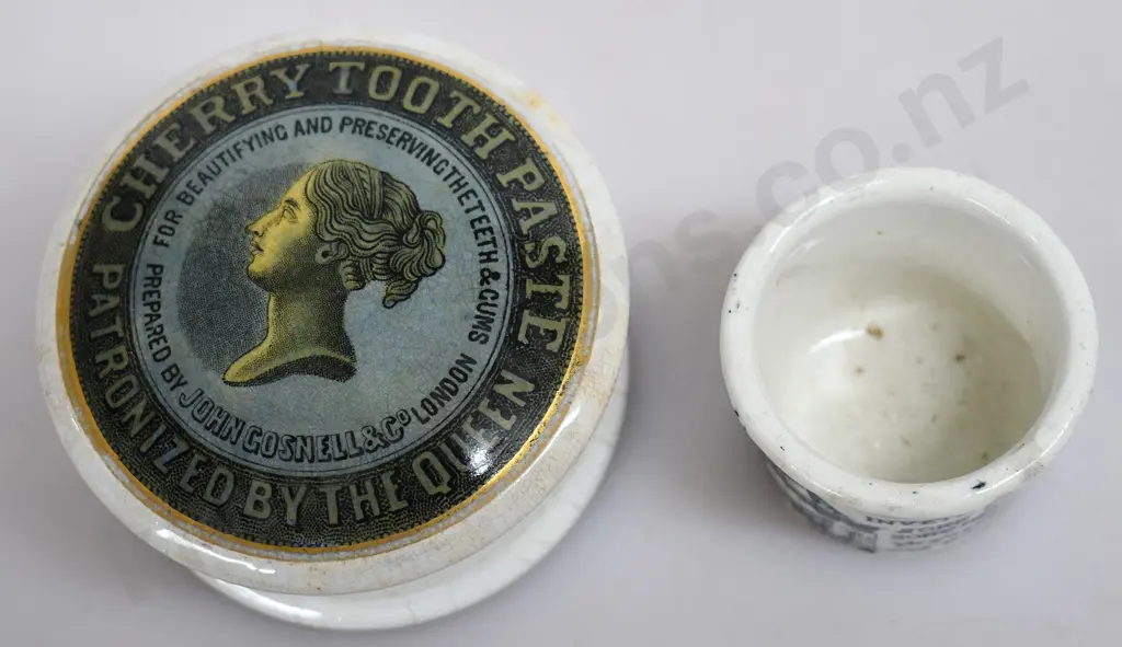 HOLLOWAY'S OINTMENT POT, GOSNELL LONDON QUEENS HEAD POT LID Image 1++