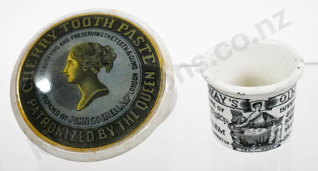 HOLLOWAY'S OINTMENT POT, GOSNELL LONDON QUEENS HEAD POT LID Image 1++