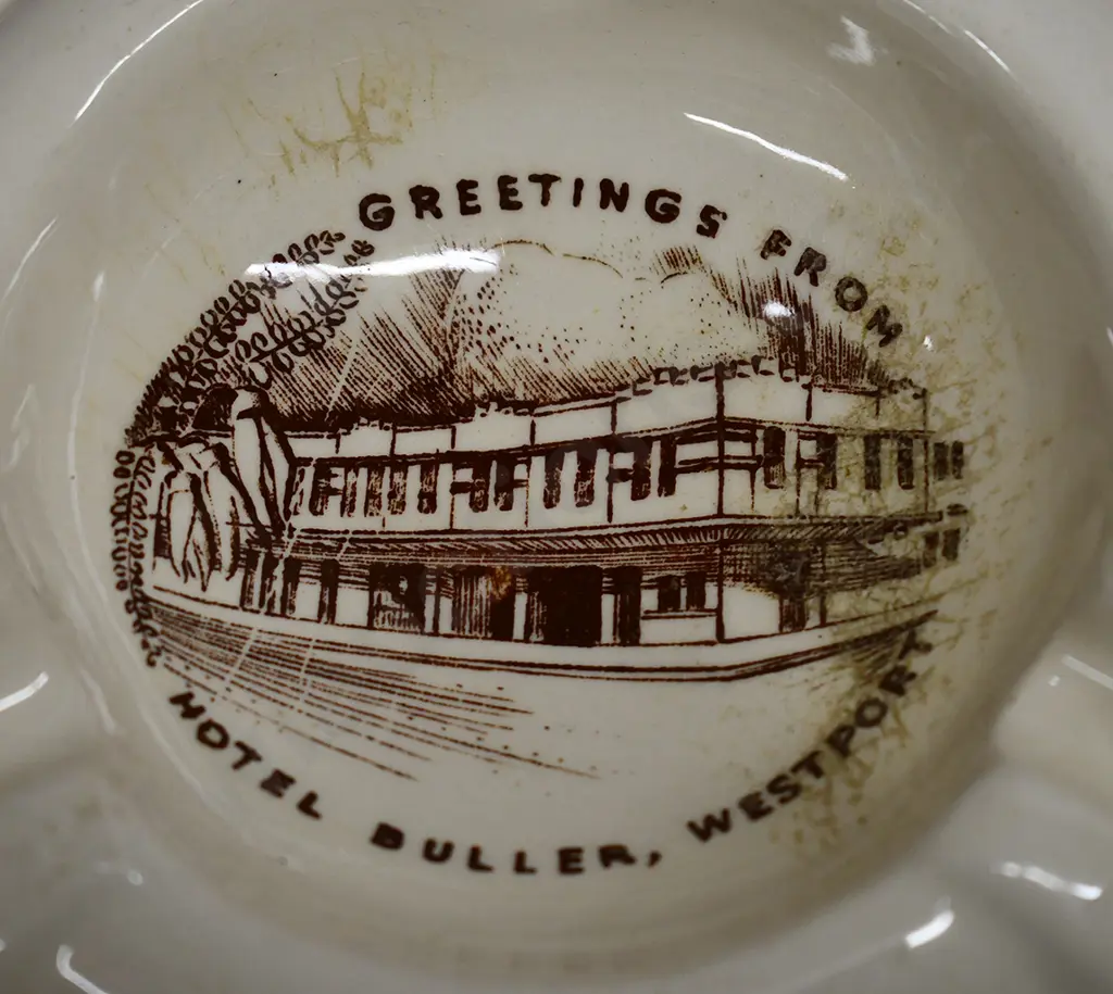 SOUVENIR CROWN LYNN WARE CHINA, HOTEL BULLER WESTPORT Image 1++