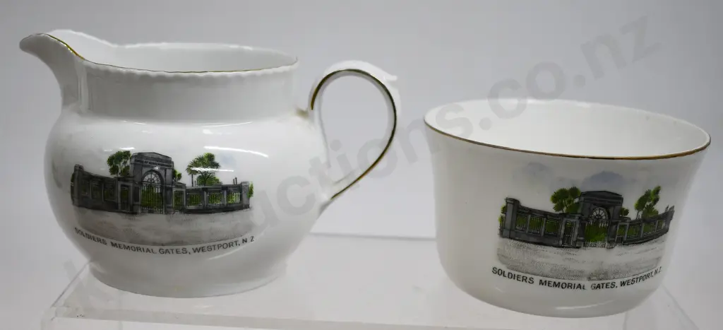 SOLDIERS MEMORIAL GATES WESTPORT N.Z. SOUVENIR CHINA Image 1++