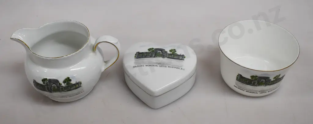 SOLDIERS MEMORIAL GATES WESTPORT N.Z. SOUVENIR CHINA Image 1++