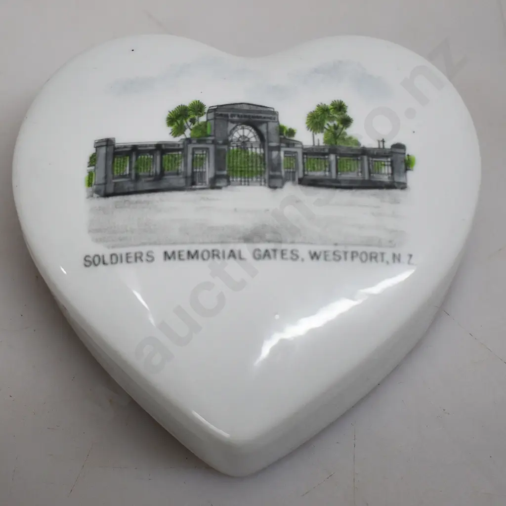 SOLDIERS MEMORIAL GATES WESTPORT N.Z. SOUVENIR CHINA Image 1++
