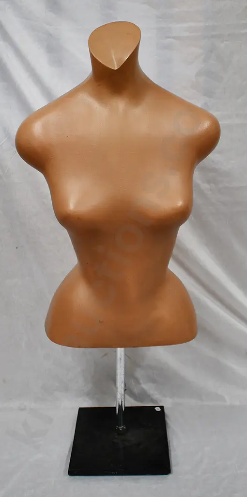 SHOP MANNEQUIN ON STAND Image 1++