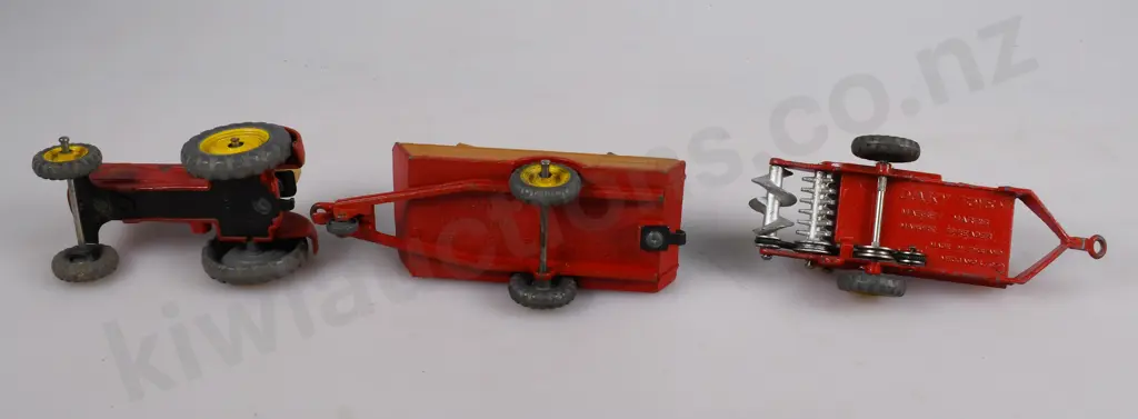 ASSORTED DINKY FARM TOYS Image 1++