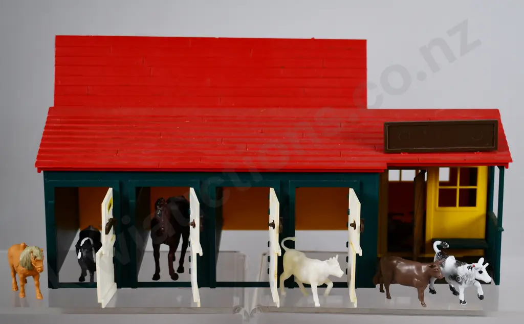 PLASTIC FARM YARD ANIMALS AND STABLE Image 1++