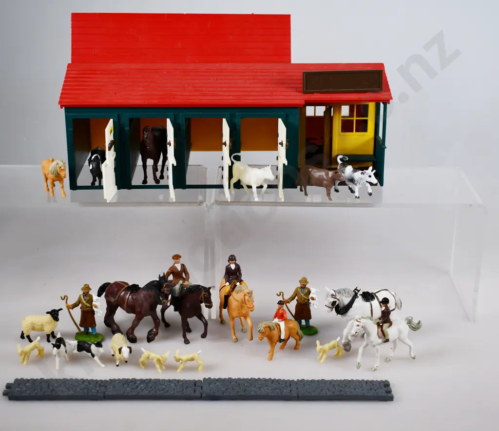 PLASTIC FARM YARD ANIMALS AND STABLE Image 1++