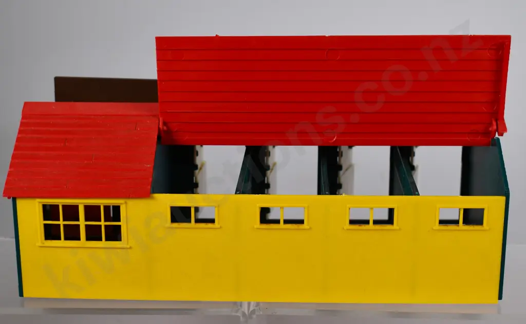 PLASTIC FARM YARD ANIMALS AND STABLE Image 1++