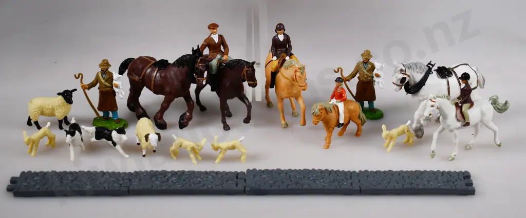 PLASTIC FARM YARD ANIMALS AND STABLE Image 1++