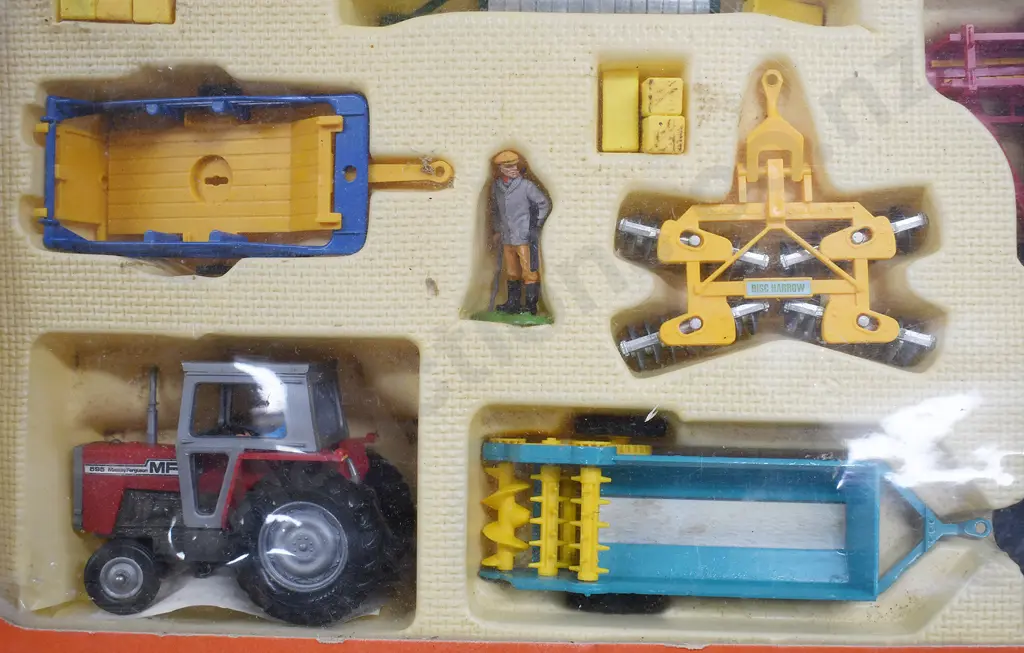BRITAINS BOXED FARM MODEL SET Image 1++
