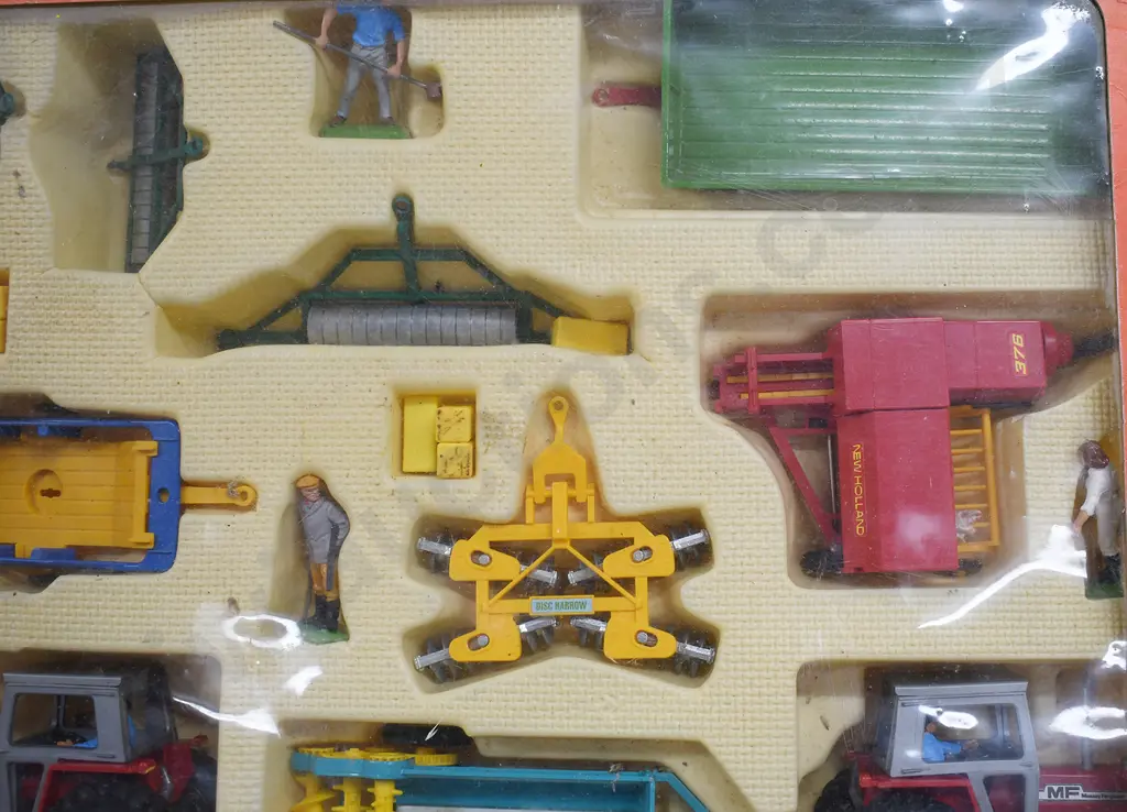 BRITAINS BOXED FARM MODEL SET Image 1++
