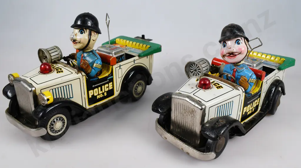 TIN PLATE, LITHOGRAPHED POLICE CARS NUMBER 5 Image 1++