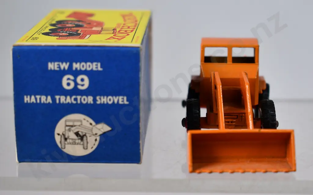 MATCHBOX SERIES HATRA TRACTOR SHOVEL NO. 69 Image 1++