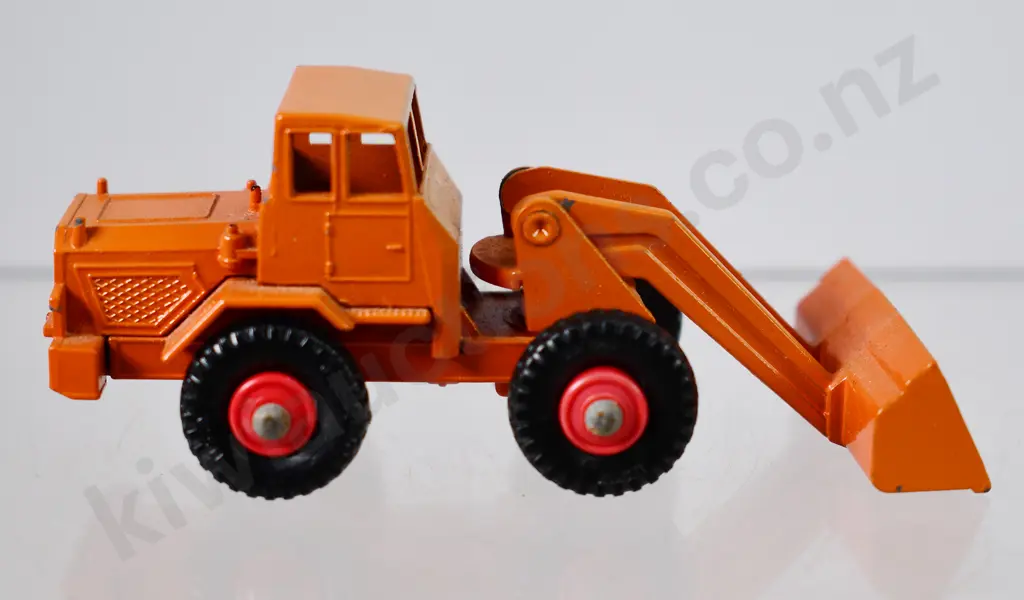 MATCHBOX SERIES HATRA TRACTOR SHOVEL NO. 69 Image 1++