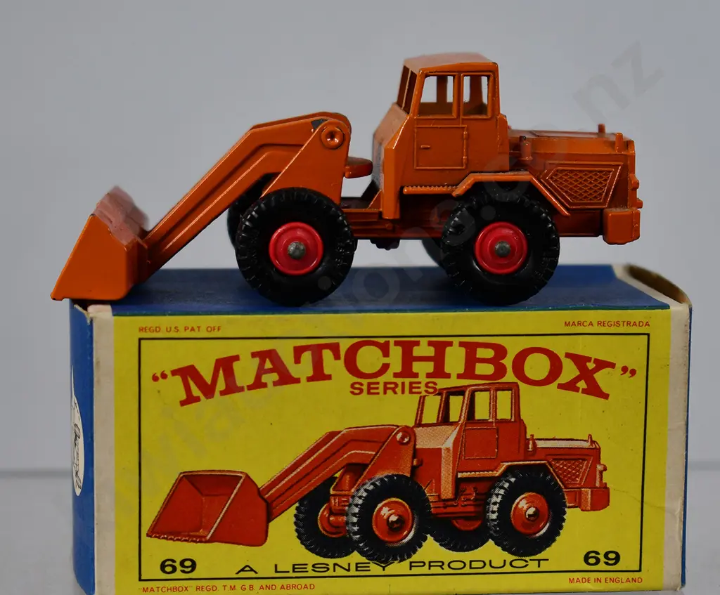 MATCHBOX SERIES HATRA TRACTOR SHOVEL NO. 69 Image 1++