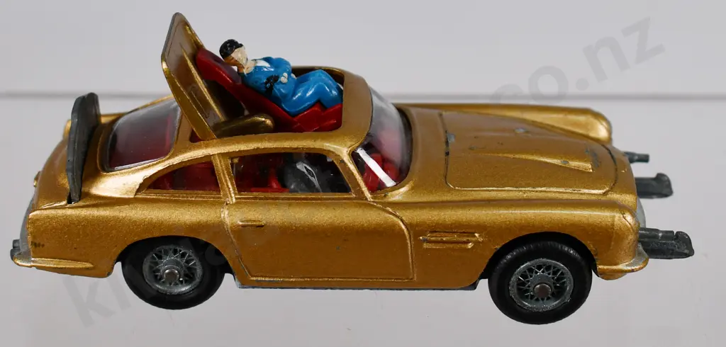 CORGI JAMES BOND ASTON MARTIN Image 1++