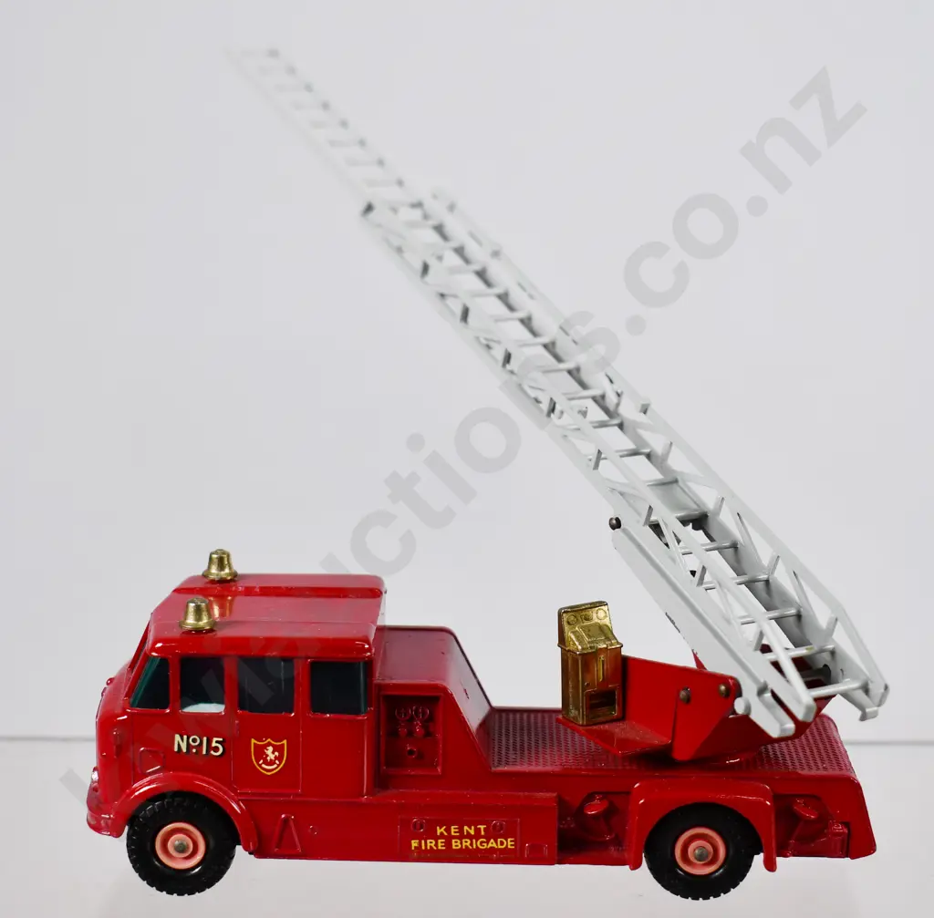 MATCHBOX K-15 MERRYWEATHER FIRE ENGINE Image 1++