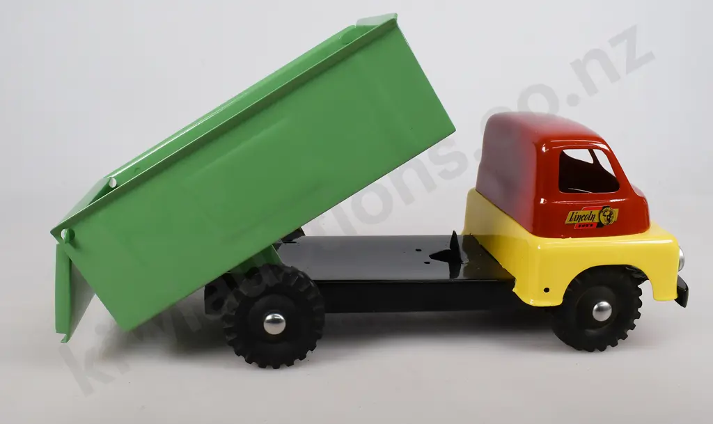LINCOLN SUPER TOYS SAND & GRAVEL TRUCK Image 1++
