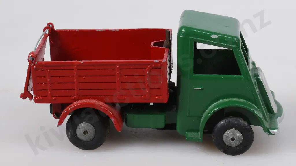 TRI-ANG TOYS WIDE TIP TRUCK Image 1++