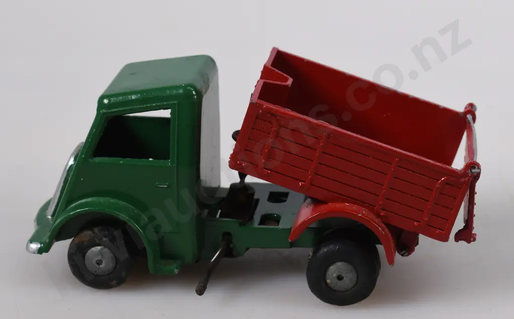 TRI-ANG TOYS WIDE TIP TRUCK Image 1++