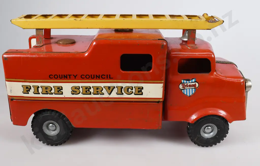 TRI-ANG JUNIOR SERIES FIRE ENGINE Image 1++