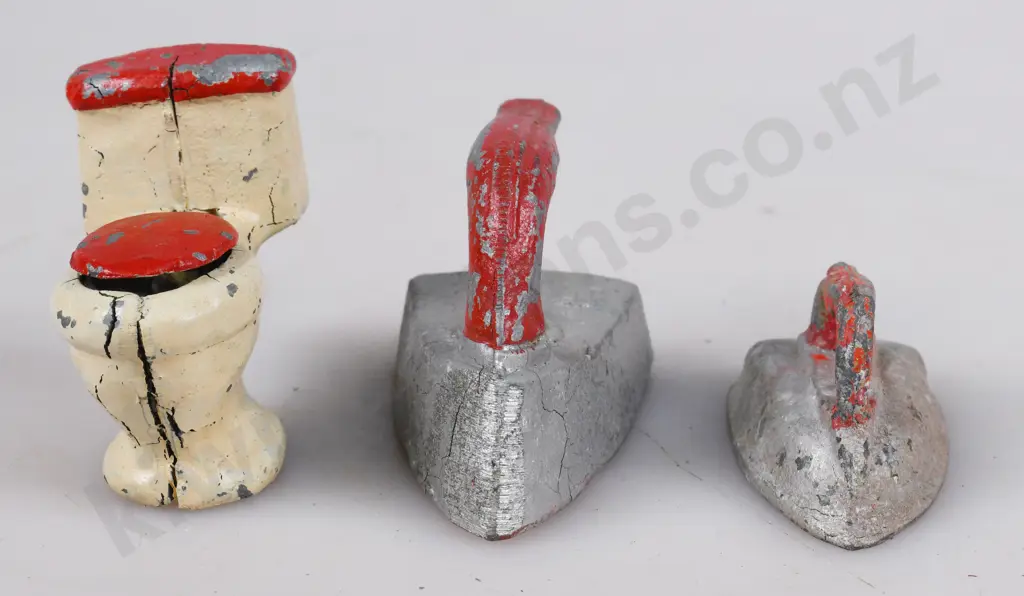 TINK-E TOYS TOILET, IRONS Image 1++