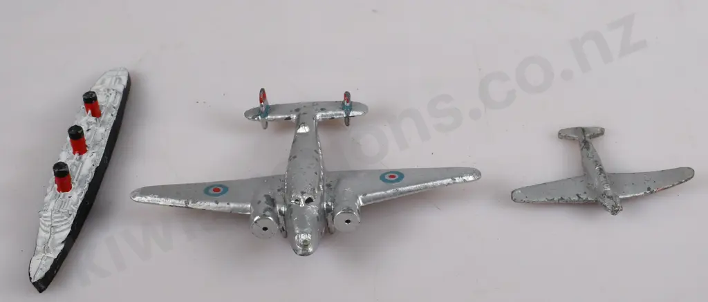 TINK-E TOYS TOILET, IRONS Image 1++