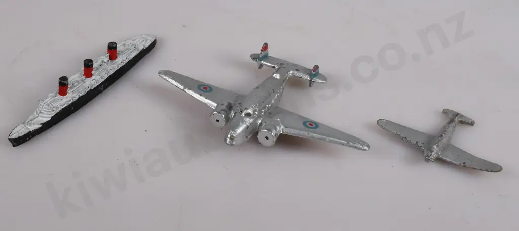 TINK-E TOYS TOILET, IRONS Image 1++