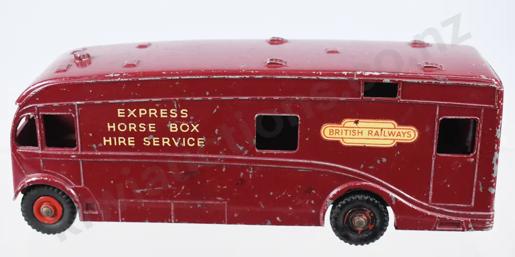 DINKY SUPERTOYS HORSE BOX Image 1++