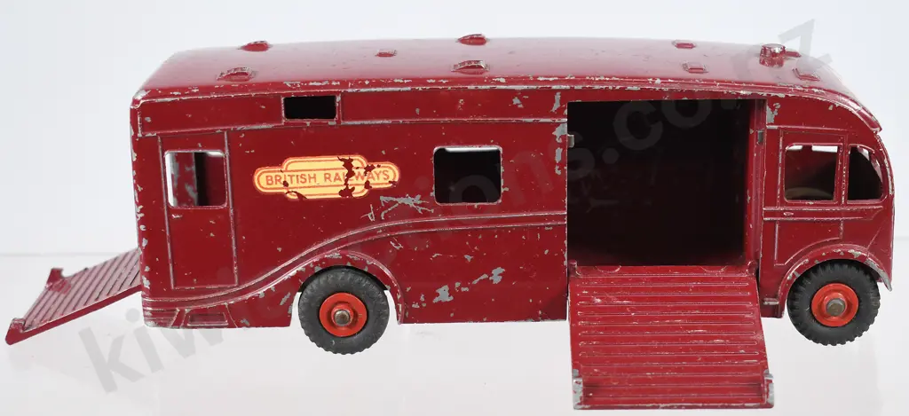 DINKY SUPERTOYS HORSE BOX Image 1++