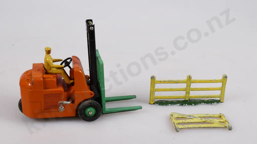 DINKY TOYS COVENTRY CLIMAX FORKLIFT TRUCK, IN ORIGINAL BOX NO. 14C Image 1++
