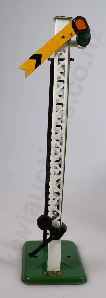 HORNBY TRAINS ACCESSORIES, DISTANT SINGLE ARM SIGNAL, BUFFER STOP IN ORIGINAL BOXES Image 1++