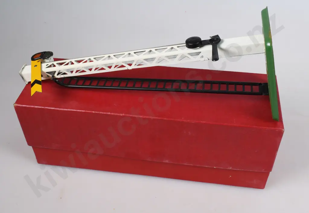 HORNBY TRAINS ACCESSORIES, DISTANT SINGLE ARM SIGNAL, BUFFER STOP IN ORIGINAL BOXES Image 1++