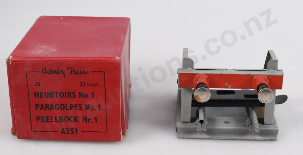 HORNBY TRAINS ACCESSORIES, DISTANT SINGLE ARM SIGNAL, BUFFER STOP IN ORIGINAL BOXES Image 1++