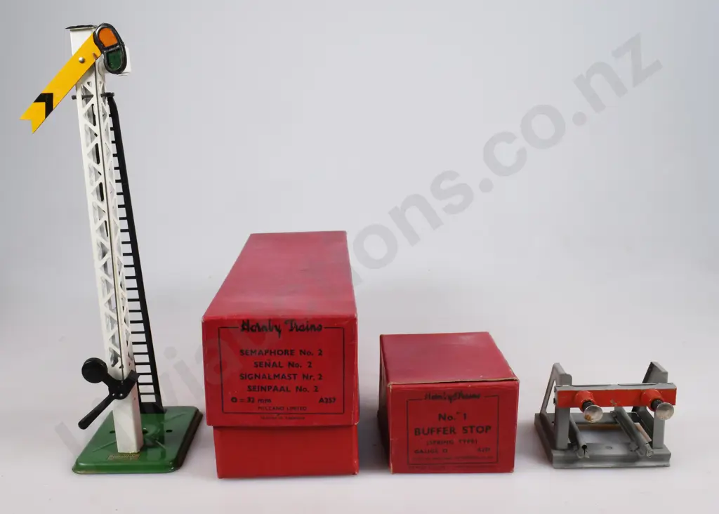 HORNBY TRAINS ACCESSORIES, DISTANT SINGLE ARM SIGNAL, BUFFER STOP IN ORIGINAL BOXES Image 1++