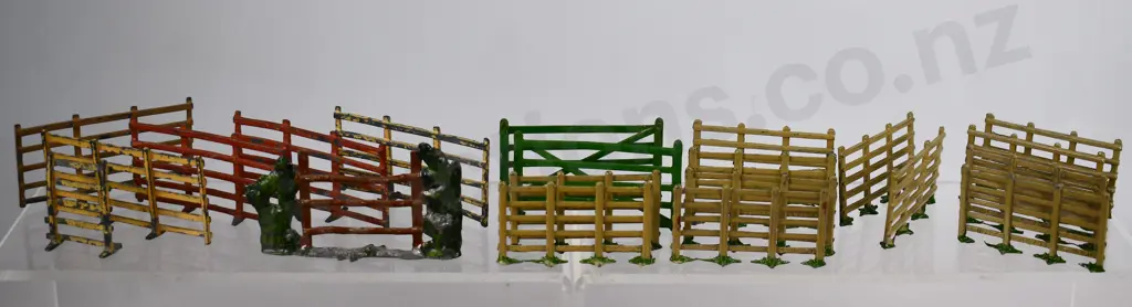 ASSORTED LEAD POST & RAIL FENCING Image 1++