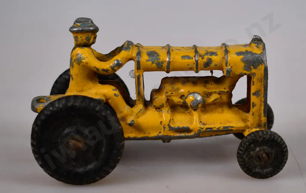 FUN HO MEDIUM TRACTOR, NO. 104 Image 1++