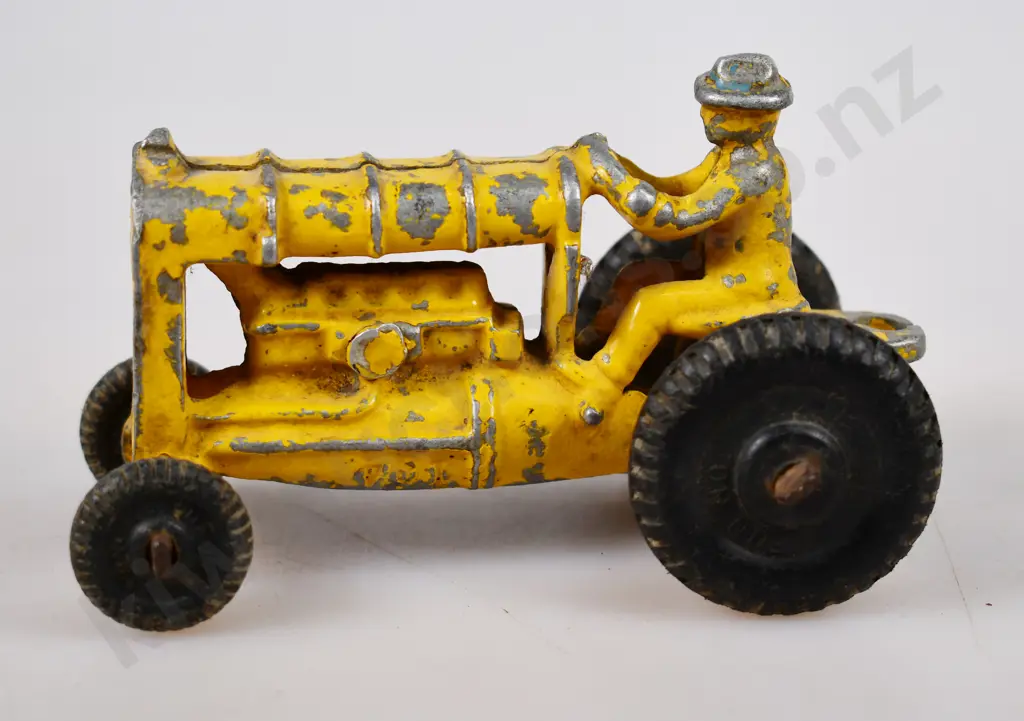 FUN HO MEDIUM TRACTOR, NO. 104 Image 1++
