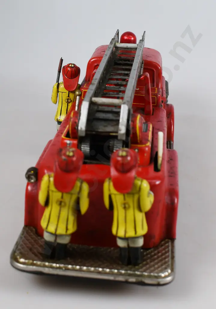 LINEMAR TOYS, BATTERY OPERATED LITHOGRAPHED FIRE ENGINE Image 1++