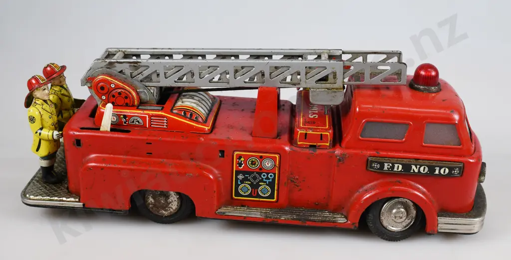LINEMAR TOYS, BATTERY OPERATED LITHOGRAPHED FIRE ENGINE Image 1++