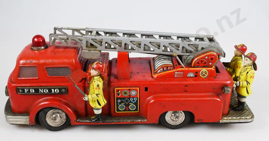 LINEMAR TOYS, BATTERY OPERATED LITHOGRAPHED FIRE ENGINE Image 1++