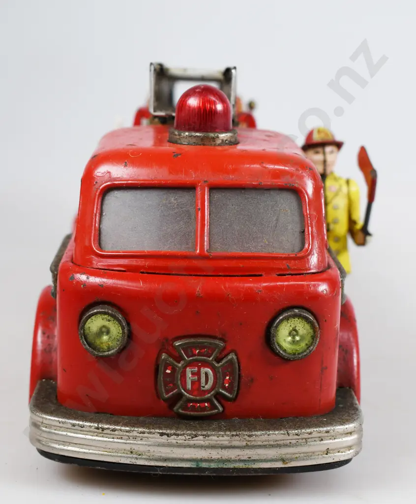 LINEMAR TOYS, BATTERY OPERATED LITHOGRAPHED FIRE ENGINE Image 1++