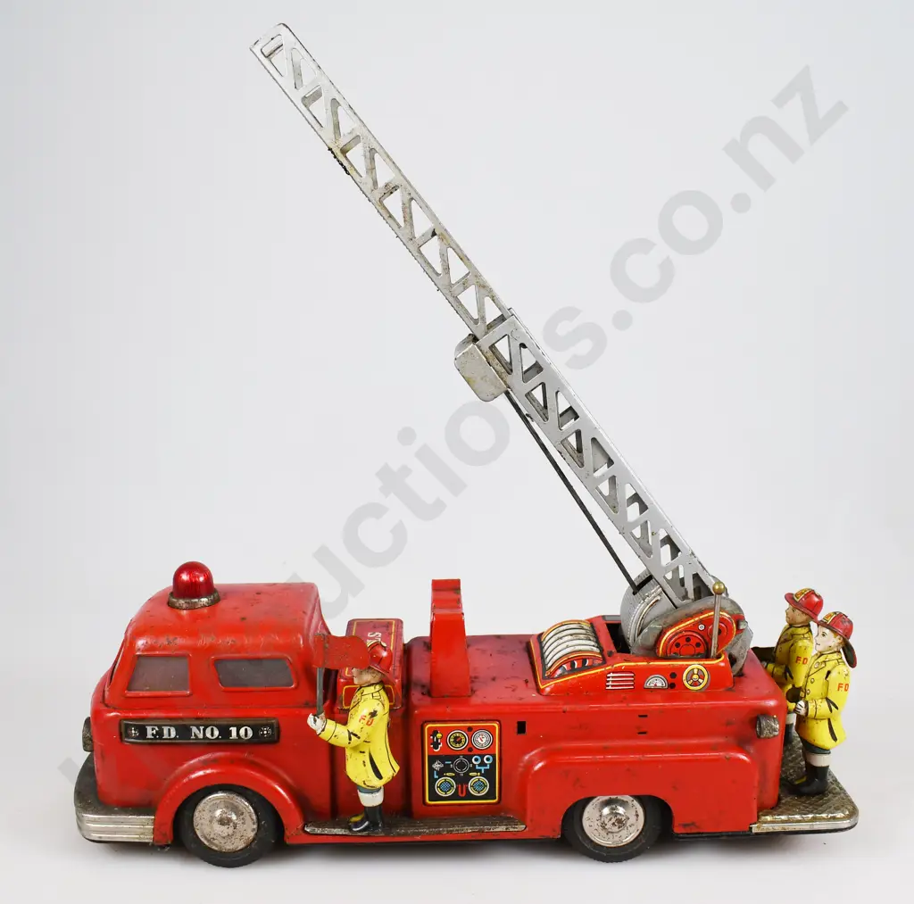 LINEMAR TOYS, BATTERY OPERATED LITHOGRAPHED FIRE ENGINE Image 1++
