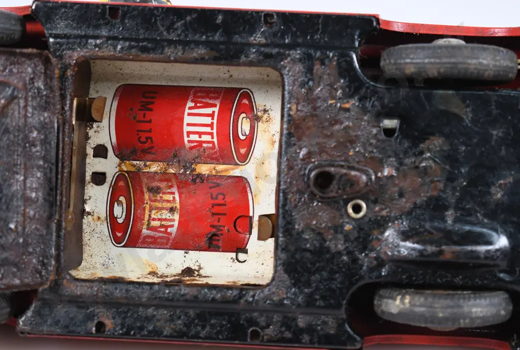 LINEMAR TOYS, BATTERY OPERATED LITHOGRAPHED FIRE ENGINE Image 1++