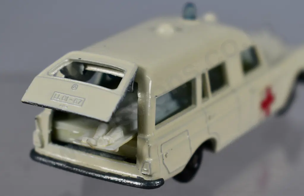 MATCHBOX MERCEDES-BENZ BINZ AMBULANCE, NO. 3 Image 1++