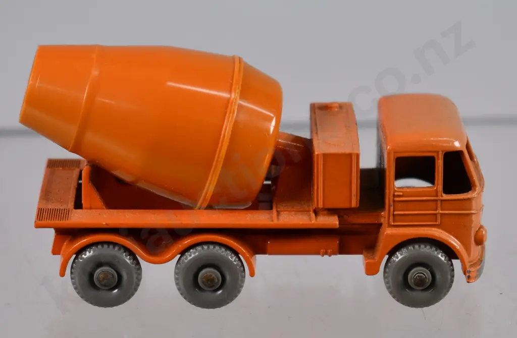 MATCHBOX SERIES CEMENT LORRY NO. 26 Image 1++